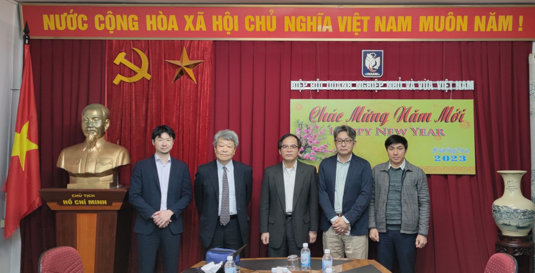Đại diện hai b&amp;ecirc;n chụp ảnh kỷ niệm nh&amp;acirc;n chuyến gặp mặt