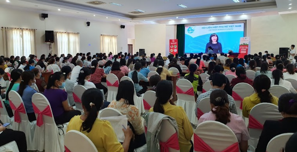 C&amp;aacute;n bộ hội phụ nữ cấp cơ sở v&amp;agrave; hội vi&amp;ecirc;n Chương tr&amp;igrave;&amp;hellip; mềm, kiến thức về chăm s&amp;oacute;c sức khỏe cho gia đ&amp;igrave;nh.