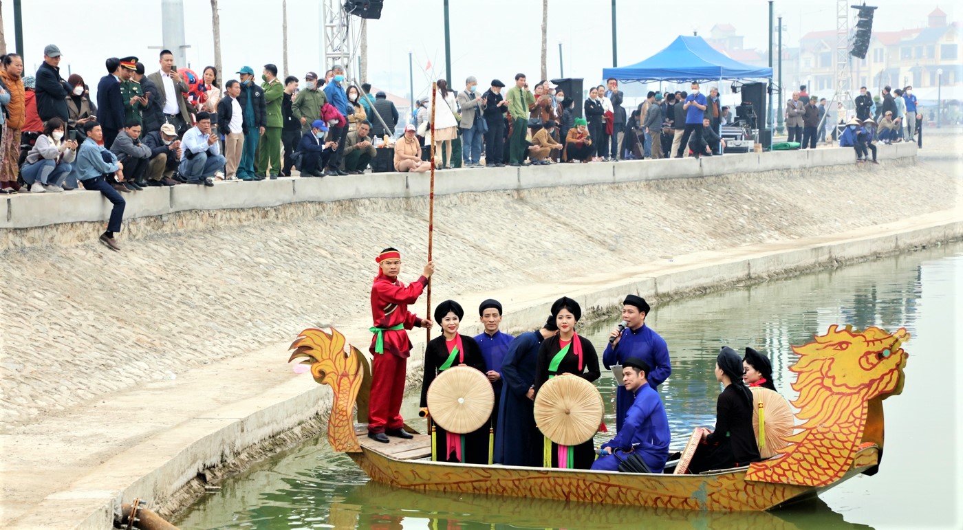 H&amp;aacute;t Quan họ tr&amp;ecirc;n thuyền tại Hồ điều h&amp;ograve;a V&amp;acirc;n Tương lu&amp;ocirc;n l&amp;agrave; một n&amp;eacute;t đẹp, đặc trưng tại hội Lim.