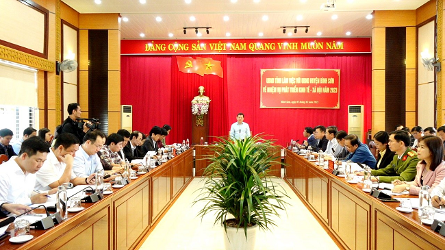 Quang cảnh buổi l&amp;agrave;m việc của Chủ tịch UBND tỉnh Đặng Văn Minh chủ tr&amp;igrave; buổi l&amp;agrave;m việc với UBND huyện B&amp;igrave;nh Sơn về nhiệm vụ ph&amp;aacute;t triển kinh tế- x&amp;atilde; hội năm 2023.