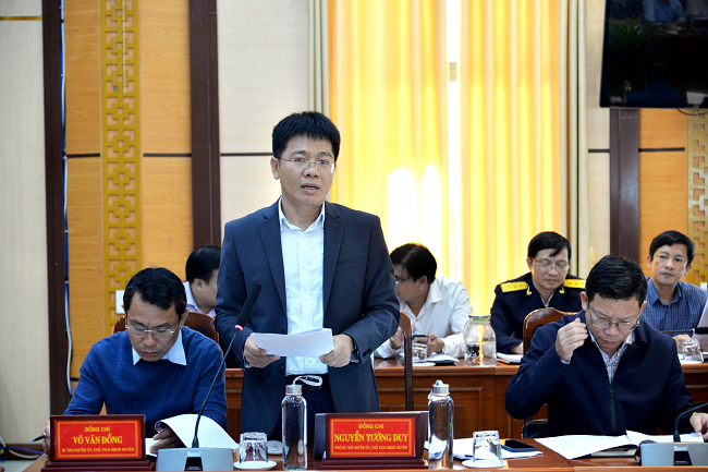 Chủ tịch UBND huyện B&amp;igrave;nh Sơn Nguyễn Tưởng Duy b&amp;aacute;o c&amp;aacute;o tại buổi l&amp;agrave;m việc