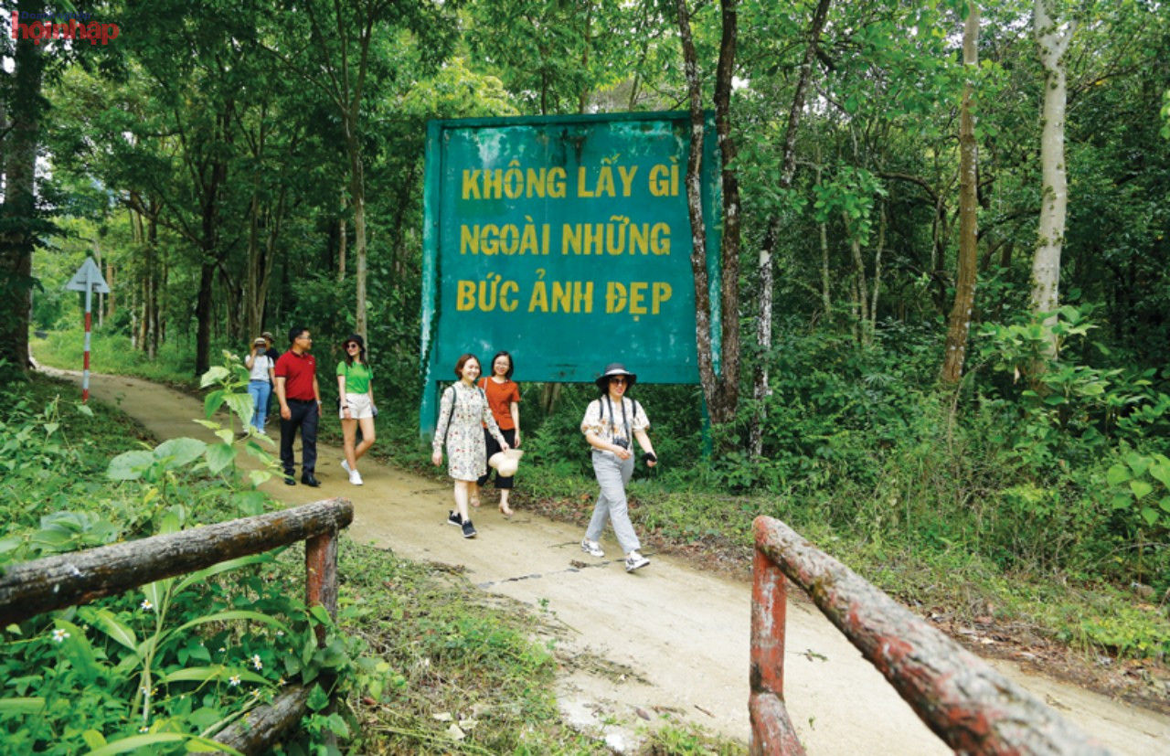 Trong h&amp;agrave;nh tr&amp;igrave;nh kh&amp;aacute;m ph&amp;aacute; Vườn quốc gia Chư Mom Ray, du kh&amp;aacute;ch c&amp;ograve;n được tận hưởng bầu kh&amp;ocirc;ng kh&amp;iacute; trong l&amp;agrave;nh giữa cảnh tr&amp;iacute; hoang sơ