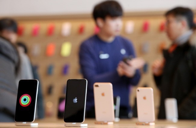 C&amp;aacute;c c&amp;aacute;o buộc cho rằng, Apple cố t&amp;igrave;nh b&amp;oacute;p hiệu năng của một số d&amp;ograve;ng iPhone.