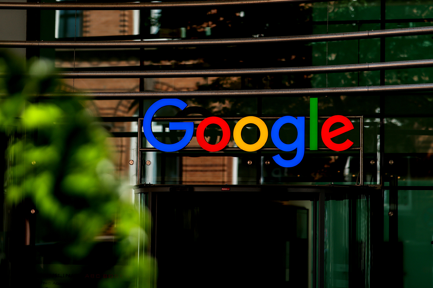 Google đang xem x&amp;eacute;t một c&amp;aacute;ch nghi&amp;ecirc;m t&amp;uacute;c nguy cơ từ OpenAI cũng như c&amp;aacute;c đối thủ kh&amp;aacute;c
