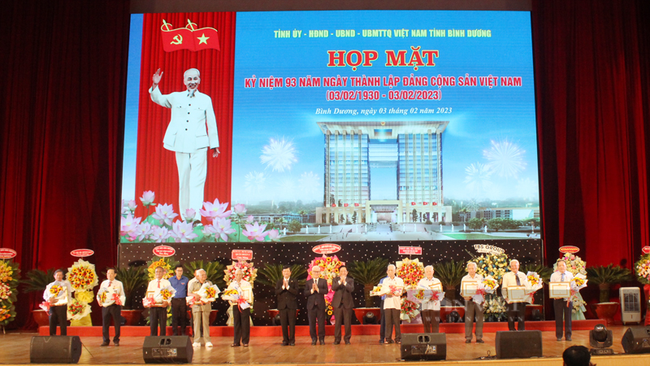 To&amp;agrave;n cảnh buổi Họp mặt