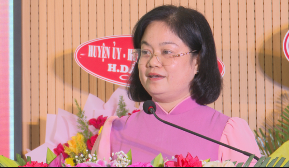 B&amp;agrave; Nguyễn Thị Mỹ Hằng, Tỉnh ủy vi&amp;ecirc;n, B&amp;iacute; thư Huyện ủy, Chủ tịch HĐND huyện ph&amp;aacute;t biểu &amp;ocirc;n lại truyền thống vẻ vang của Đảng Cộng sản Việt Nam qua 93 năm th&amp;agrave;nh lập v&amp;agrave; ph&amp;aacute;t triển