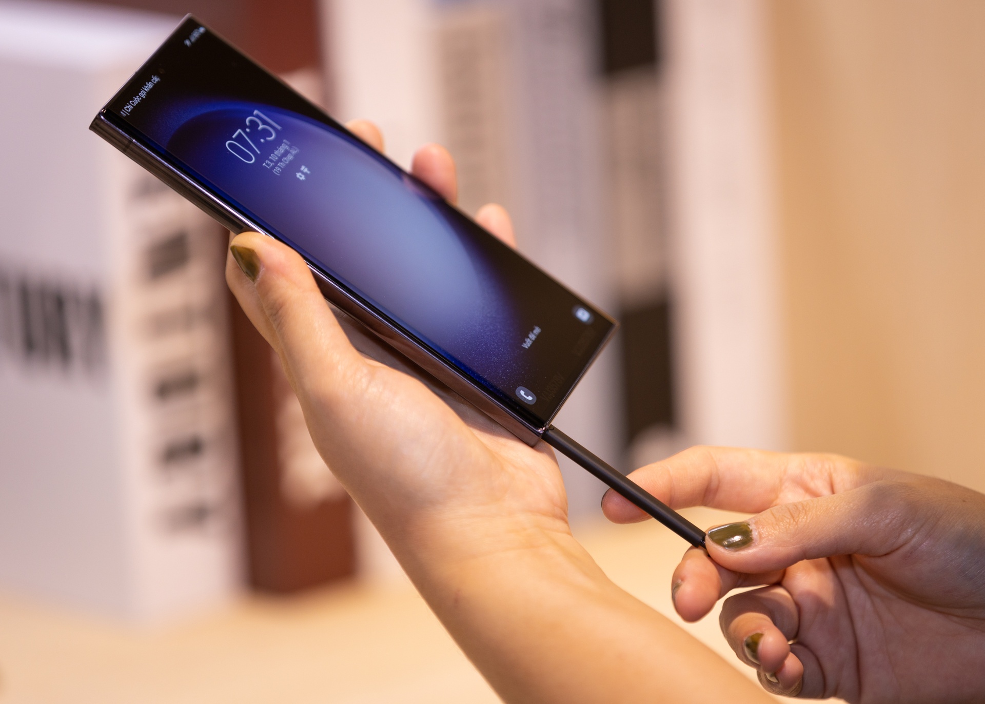 Galaxy S23 Ultra với b&amp;uacute;t cảm ứng S Pen
