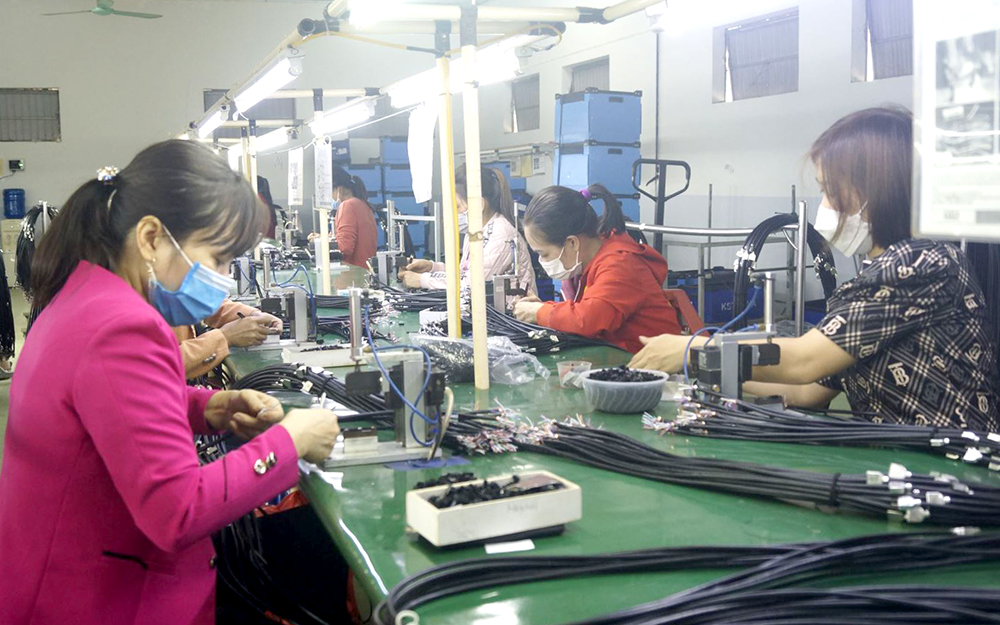 C&amp;ocirc;ng nh&amp;acirc;n gia c&amp;ocirc;ng linh kiện điện tử tại C&amp;ocirc;ng ty cổ phần TTD Ph&amp;uacute; Thọ