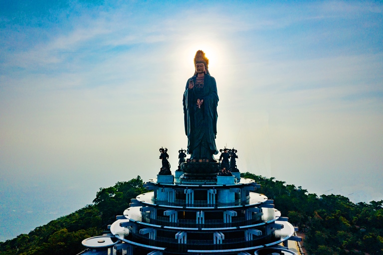 Khung cảnh h&amp;ugrave;ng vĩ v&amp;agrave; uy nghi&amp;ecirc;m của n&amp;uacute;i B&amp;agrave; Đen
