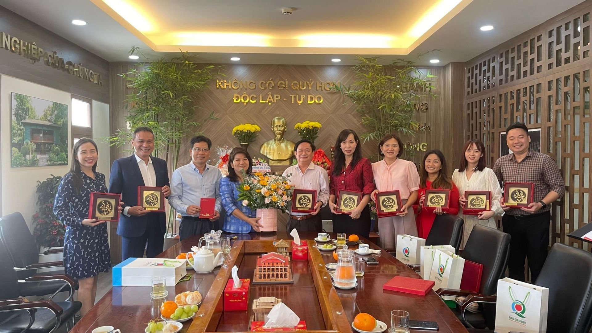 Trao tặng qu&amp;agrave; c&amp;aacute;c Hội vi&amp;ecirc;n