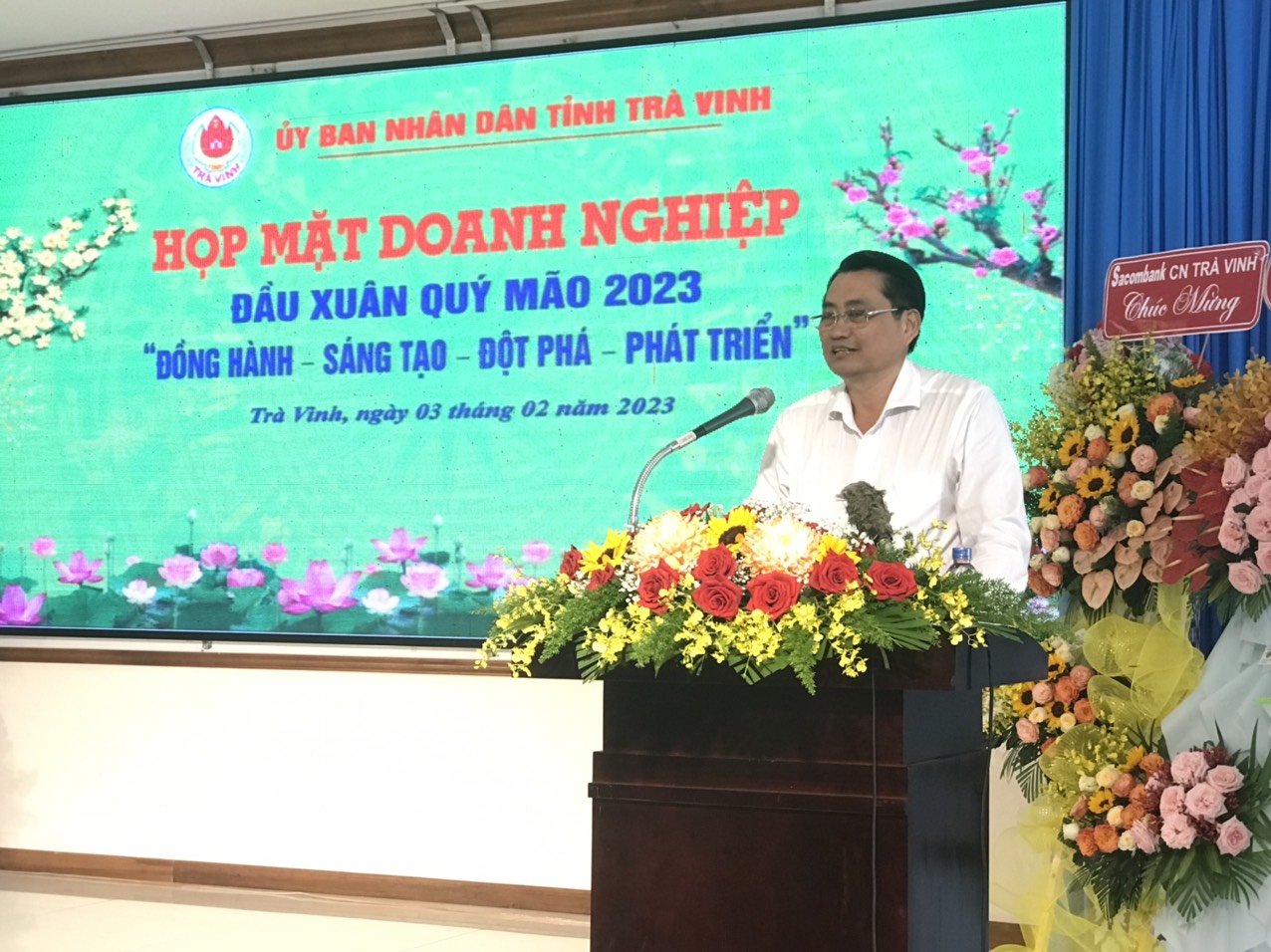Ph&amp;oacute; Chủ tịch UBND tỉnh Tr&amp;agrave; Vinh ph&amp;aacute;t biểu chỉ đạo tại buổi họp mặt.