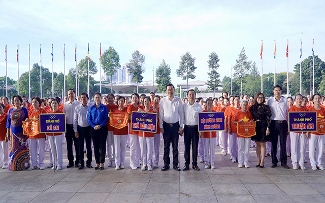 Đại biểu tặng cờ lưu niệm cho c&amp;aacute;c đơn vị tham dự Li&amp;ecirc;n hoan c&amp;aacute;c CLB Thể dục Dưỡng sinh tỉnh B&amp;igrave;nh Dương mừng Đảng - mừng Xu&amp;acirc;n Qu&amp;yacute; M&amp;atilde;o năm 2023