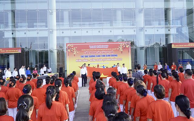 Ch&amp;agrave;o cờ khai mạc chương tr&amp;igrave;nh