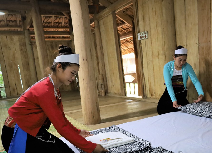 Điểm du lịch cộng đồng x&amp;oacute;m Ng&amp;ograve;i, x&amp;atilde; Suối Hoa (T&amp;acirc;n Lạc) để lại nhiều ấn tượng tốt đẹp cho du kh&amp;aacute;ch về bản sắc văn ho&amp;aacute; Mường
