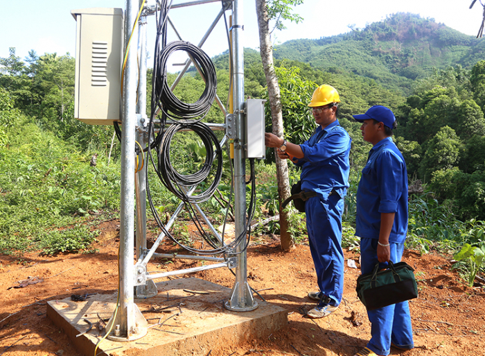 Nh&amp;acirc;n vi&amp;ecirc;n kỹ thuật VNPT Ph&amp;uacute; Thọ kiểm tra trạm ph&amp;aacute;t s&amp;oacute;ng BTS