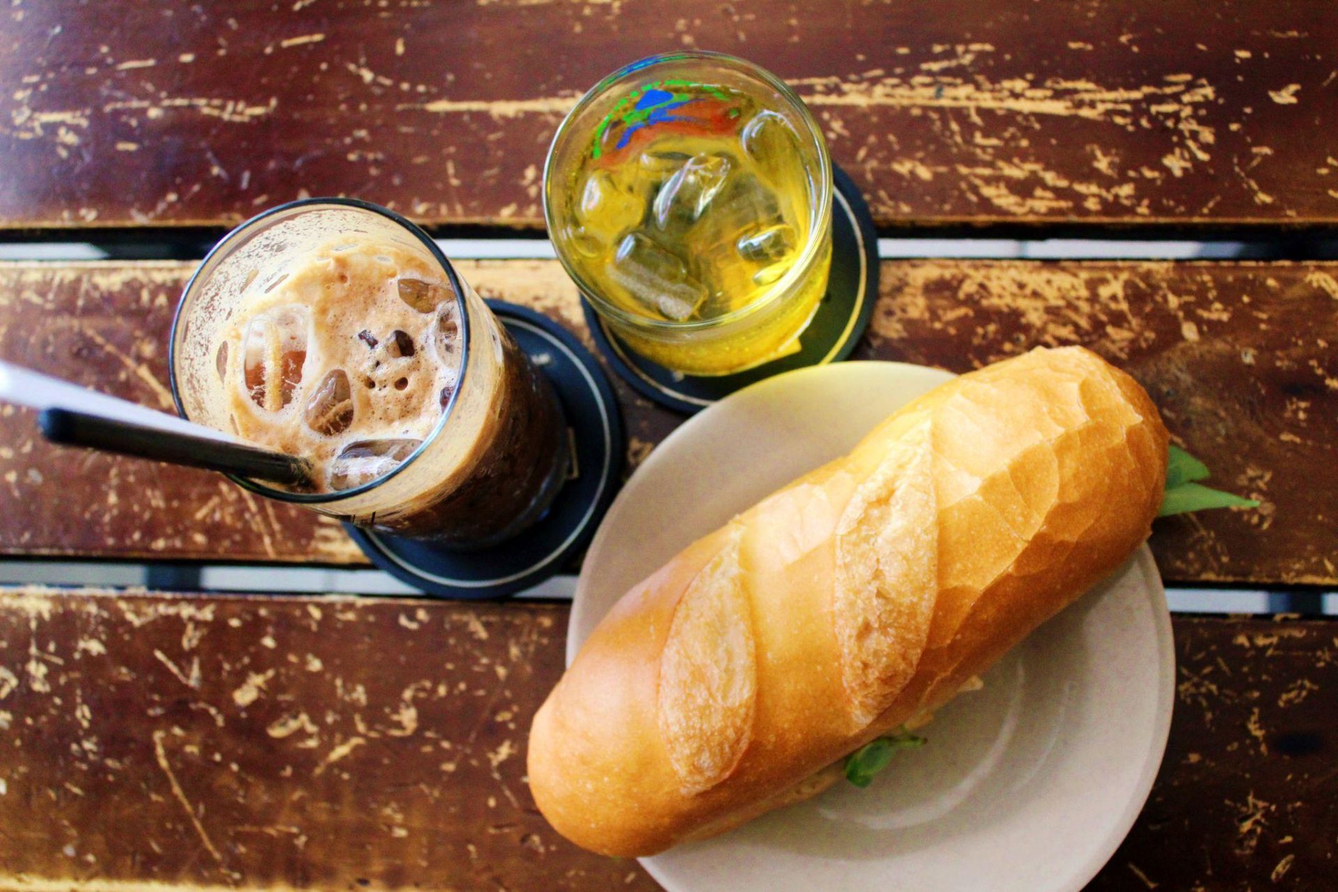 B&amp;aacute;nh m&amp;igrave; v&amp;agrave; cafe l&amp;agrave; m&amp;oacute;n ăn ti&amp;ecirc;u biểu của người Việt