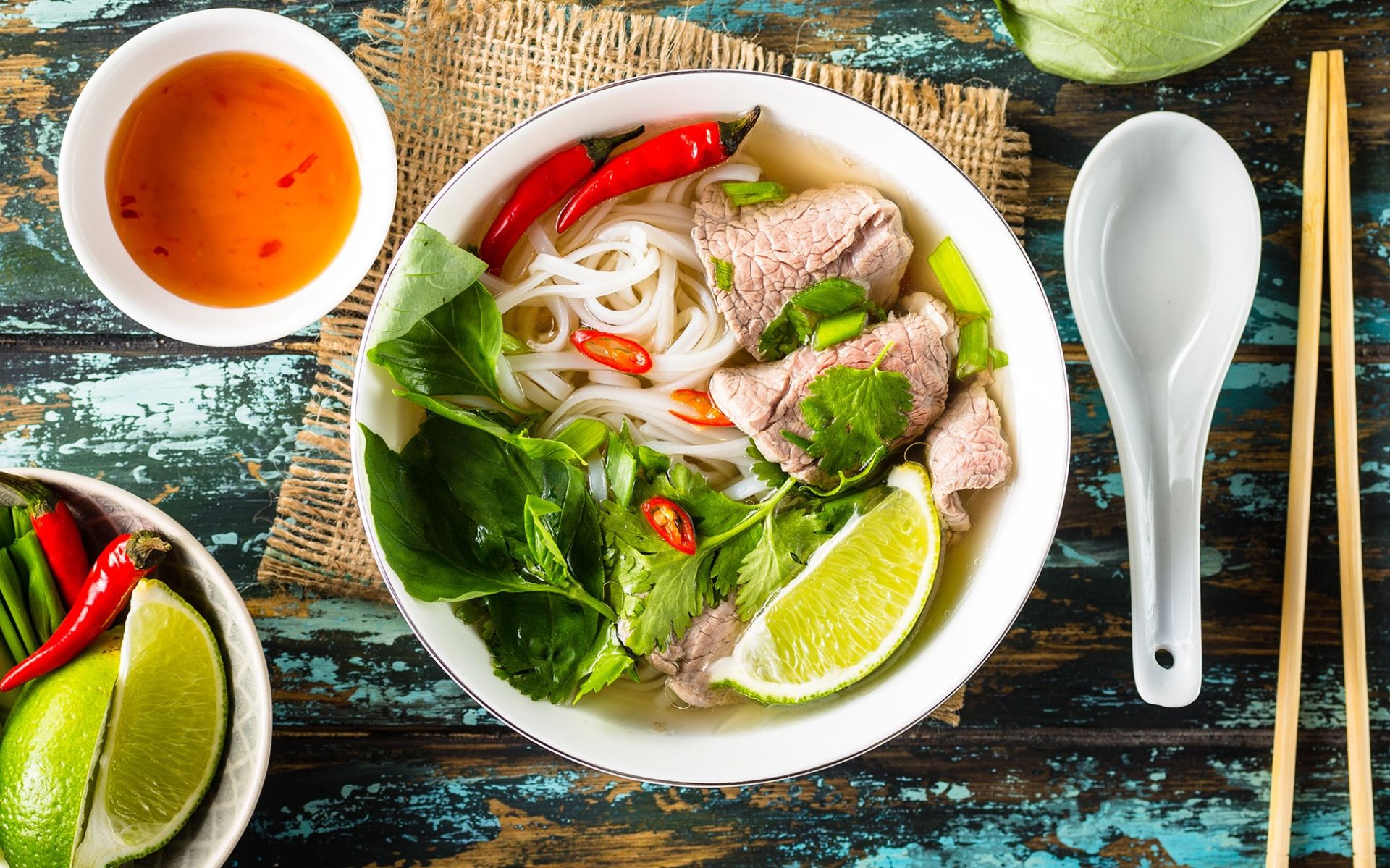 TasteAtlas nhận định, phở l&amp;agrave; m&amp;oacute;n ăn truyền thống của Việt Nam, cũng l&amp;agrave; một m&amp;oacute;n ăn quốc d&amp;acirc;n, m&amp;oacute;n ăn đường phố thể hiện phong c&amp;aacute;ch sống của người Việt.