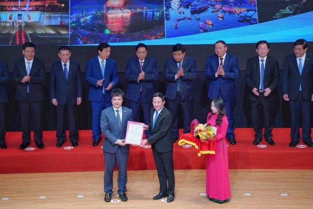 &amp;Ocirc;ng Nguyễn Văn Khoa, Tổng Gi&amp;aacute;m đốc Tập đo&amp;agrave;n FPT (ngo&amp;agrave;i c&amp;ugrave;ng b&amp;ecirc;n tr&amp;aacute;i) nhận giấy ph&amp;eacute;p từ Chủ tịch UBND tỉnh B&amp;igrave;nh Định Phạm Anh Tuấn. (Ảnh FPT Software)