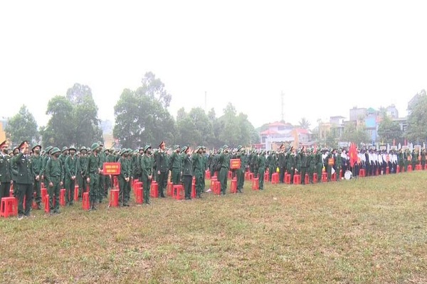 Lễ giao qu&amp;acirc;n diễn ra trang trọng c&amp;ugrave;ng với sự c&amp;oacute; mặt của c&amp;aacute;c l&amp;atilde;nh đạo tỉnh, l&amp;atilde;nh đạo qu&amp;acirc;n khu, v&amp;agrave; thị x&amp;atilde;, sự c&amp;oacute; mặt của hơn 200 thanh ni&amp;ecirc;n tham gia thực hiện nghĩa vụ năm 2023