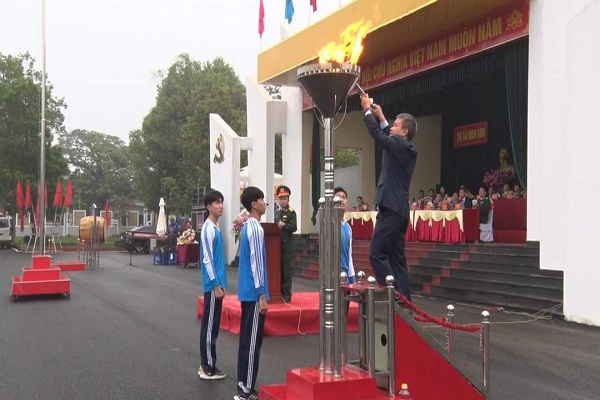 ngon đuốc truyền thống của d&amp;acirc;n tộc được thắp l&amp;ecirc;n, ch&amp;aacute;y bập b&amp;ugrave;ng trong tiết xu&amp;acirc;n r&amp;eacute;t ngọt