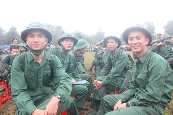 C&amp;aacute;c t&amp;acirc;n binh với nụ cười h&amp;acirc;n hoan ng&amp;agrave;y nhập ngũ