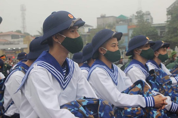 Trong bộ qu&amp;acirc;n phục của người l&amp;iacute;nh, c&amp;aacute;c bạn ấy đang rất tự h&amp;agrave;o khi được thực hiện nghĩa vụ v&amp;agrave; c&amp;ocirc;ng hiến cho đất nước.