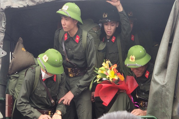 C&amp;aacute;c t&amp;acirc;n binh l&amp;ecirc;n đường về đơn vị huấn luyện