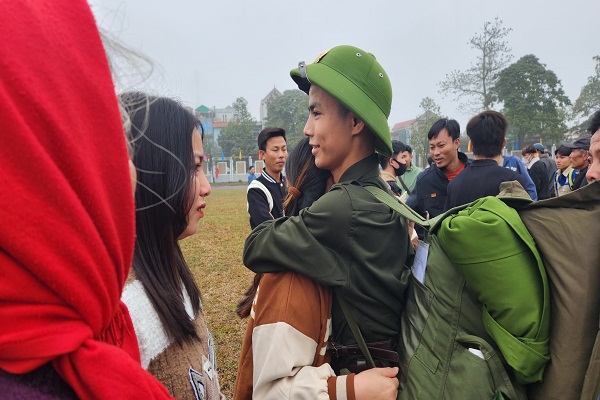Những c&amp;aacute;i &amp;ocirc;m ấm &amp;aacute;p, những giọt nước mắt hạnh ph&amp;uacute;c trong khoảnh khắc chia tay sẽ khiến cho bước ch&amp;acirc;n của những chiến sỹ t&amp;acirc;n binh th&amp;ecirc;m can trường v&amp;agrave; cứng c&amp;aacute;p hơn.