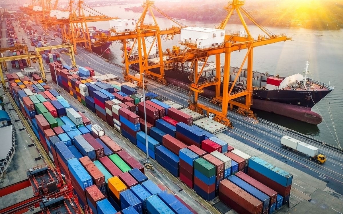 Xuất si&amp;ecirc;u đạt con số cao v&amp;igrave; kim ngạch nhập khẩu giảm mạnh, b&amp;aacute;o hiệu doanh nghiệp thu hẹp sản xuất.