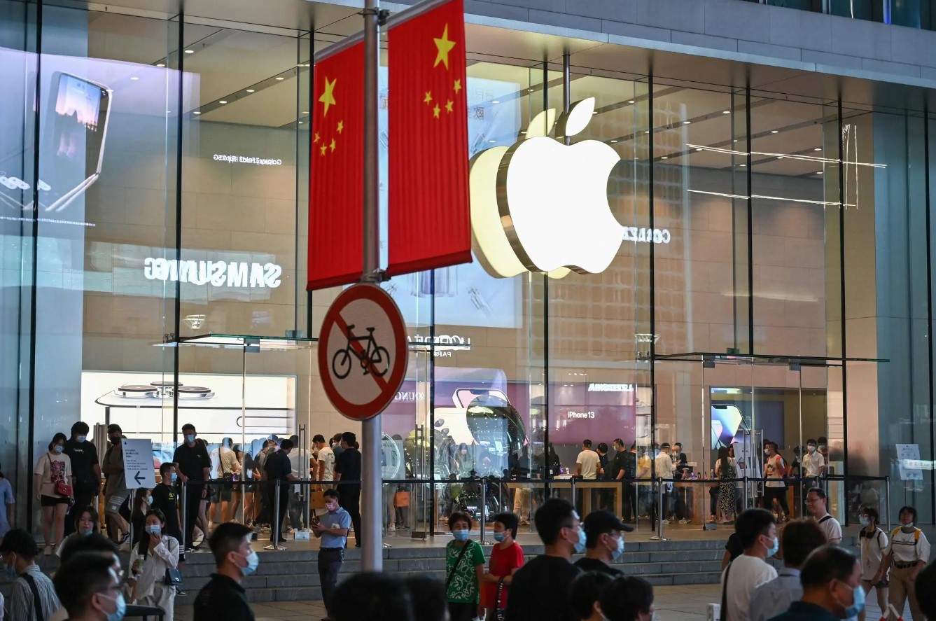 Theo SCMP, ch&amp;iacute;nh s&amp;aacute;ch giảm gi&amp;aacute; iPhone của c&amp;aacute;c chuỗi b&amp;aacute;n lẻ được đưa ra v&amp;agrave;o đ&amp;uacute;ng thời điểm doanh số smartphone Trung Quốc giảm mạnh