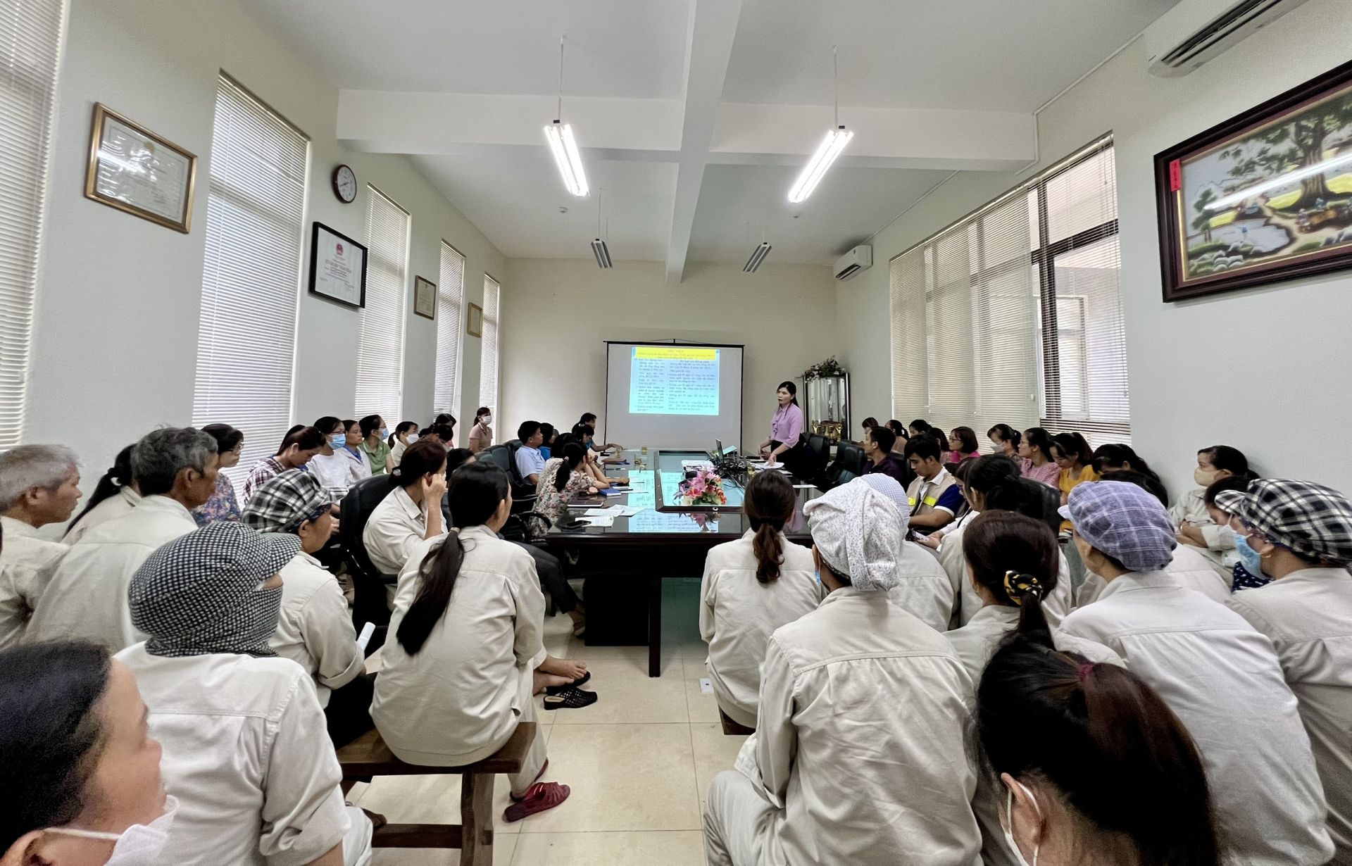 buổi tuy&amp;ecirc;n truyền, phổ biến đ&amp;atilde; gi&amp;uacute;p cho người sử dụng lao động, c&amp;ocirc;ng nh&amp;acirc;n lao động n&amp;acirc;ng cao &amp;yacute; thức chấp h&amp;agrave;nh ph&amp;aacute;p luật
