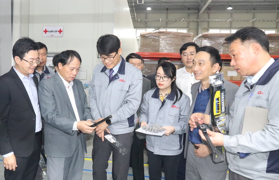 Đo&amp;agrave;n c&amp;ocirc;ng t&amp;aacute;c thăm v&amp;agrave; kiểm tra hoạt động sản xuất, kinh doanh của C&amp;ocirc;ng ty TNHH Cap Global tại KCN Lương Sơn.