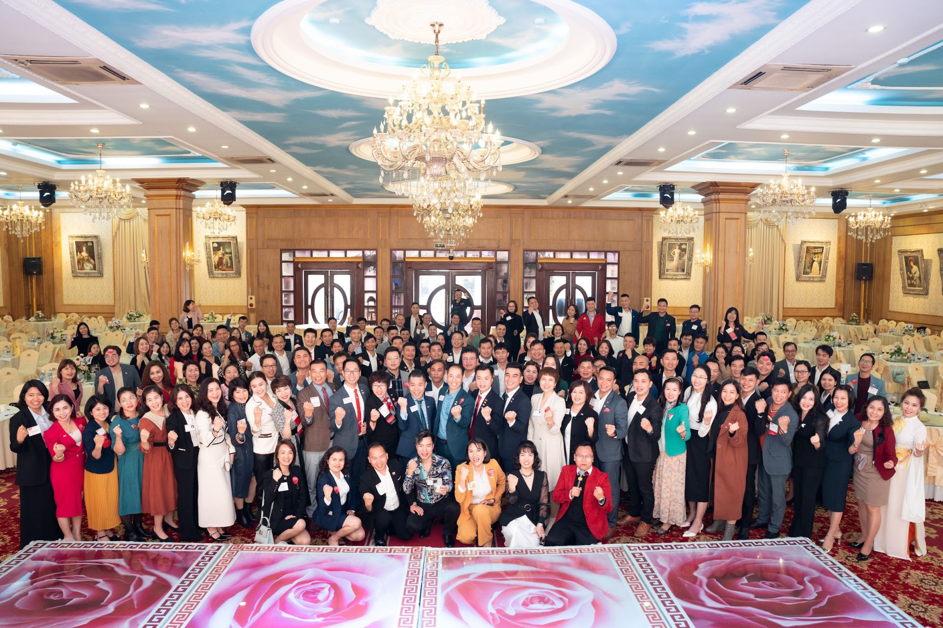 hơn 300 doanh nghiệp đến từ 18 chapter của BNI HQH (BNI v&amp;ugrave;ng Hải Ph&amp;ograve;ng - Quảng Ninh - Hải Dương) đ&amp;atilde; c&amp;oacute; dịp gặp gỡ trong chương tr&amp;igrave;nh Ng&amp;agrave;y hội kết nối kinh doanh đầu xu&amp;acirc;n: &amp;ldquo;Vui xu&amp;acirc;n mới &amp;ndash;Kết nối to&amp;agrave;n cầu&amp;rdquo; được tổ chức tại Hải Ph&amp;ograve;ng