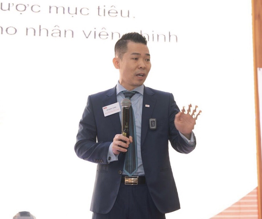 Gi&amp;aacute;m đốc V&amp;ugrave;ng BNI HQH H&amp;agrave; Ngọc Hưng