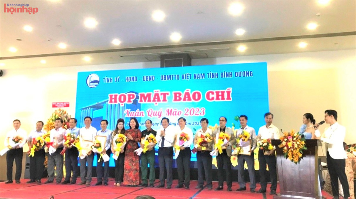 L&amp;atilde;nh đạo tỉnh B&amp;igrave;nh Dương tặng hoa cho c&amp;aacute;c cơ quan b&amp;aacute;o ch&amp;iacute; nh&amp;acirc;n buổi Họp mặt Xu&amp;acirc;n Qu&amp;yacute; M&amp;atilde;o 2023