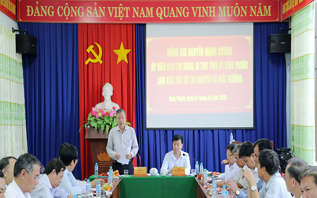 Ph&amp;oacute; Chủ tịch UBND tỉnh Huỳnh Anh Minh ph&amp;aacute;t biểu tại buổi l&amp;agrave;m việc