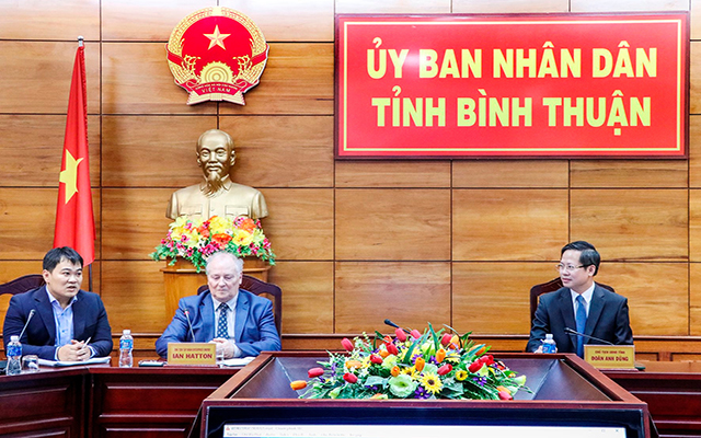 &amp;Ocirc;ng Ian Hatton, Chủ tịch Tập đo&amp;agrave;n Enterprize Energy tặng m&amp;ocirc; h&amp;igrave;nh điện gi&amp;oacute; cho Chủ tịch UBND tỉnh Đo&amp;agrave;n Anh Dũng