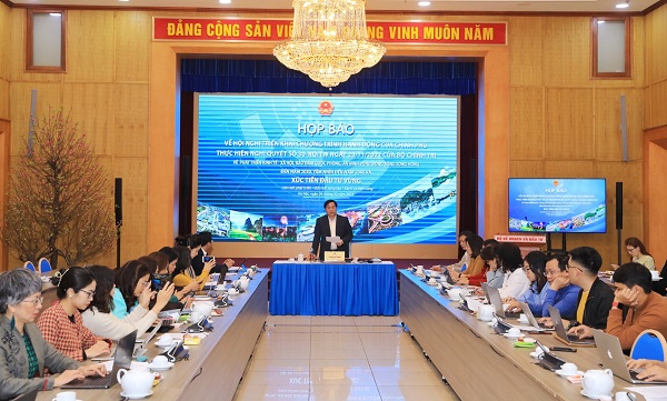 Thứ trưởng Trần Duy Đ&amp;ocirc;ng chủ tr&amp;igrave; họp b&amp;aacute;o về Hội nghị c&amp;ocirc;ng bố Chương tr&amp;igrave;nh h&amp;agrave;nh động của Ch&amp;iacute;nh phủ về ph&amp;aacute;t triển kinh tế - x&amp;atilde; hội v&amp;ugrave;ng Đồng bằng s&amp;ocirc;ng Hồng đến năm 2030, tầm nh&amp;igrave;n đến năm 2045.