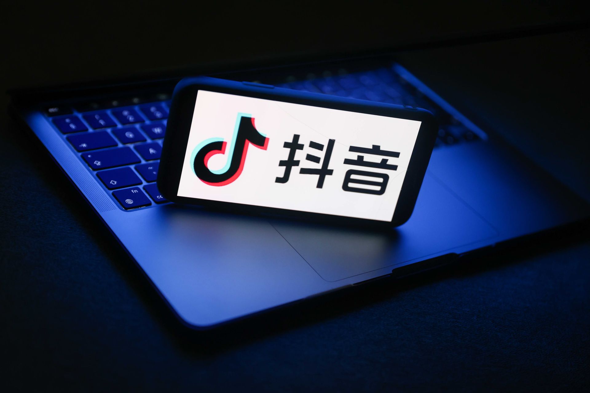 Với hơn 700 triệu người d&amp;ugrave;ng hoạt động h&amp;agrave;ng ng&amp;agrave;y, Douyin l&amp;agrave; một trong những ứng dụng x&amp;atilde; hội phổ biến nhất ở Trung Quố