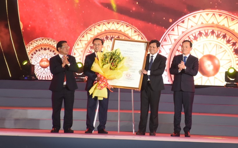 Ph&amp;oacute; Thủ tướng Ch&amp;iacute;nh phủ Trần Lưu Quang trao quyết định c&amp;ocirc;ng nhận th&amp;agrave;nh phố Kon Tum l&amp;agrave; Đ&amp;ocirc; thị loại II trực thuộc tỉnh Kon Tum.