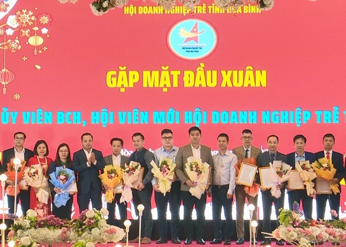 Hội Doanh nghiệp trẻ tỉnh  H&amp;ograve;a B&amp;igrave;nh trao quyết định c&amp;ocirc;ng nhận kiện to&amp;agrave;n Ủy vi&amp;ecirc;n Ban chấp h&amp;agrave;nh Hội kho&amp;aacute; IV.