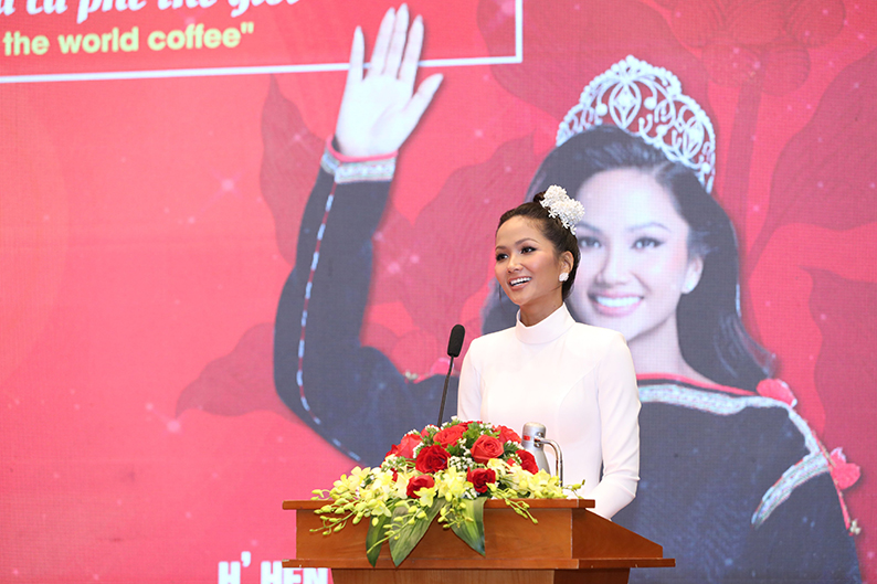 Đ&amp;acirc;y l&amp;agrave; năm thứ hai, Ban Tổ chức tiếp tục mời Hoa hậu H&amp;rsquo;Hen Ni&amp;ecirc; l&amp;agrave;m đại sứ truyền th&amp;ocirc;ng của Lễ hội.