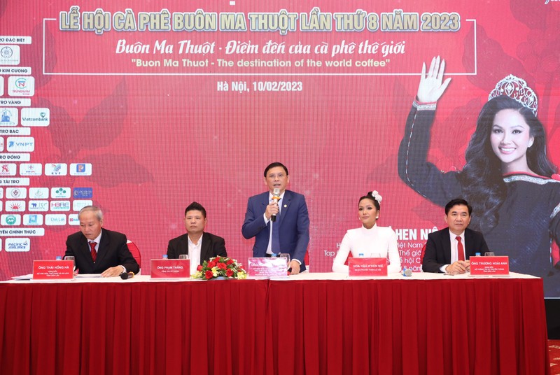 Đại diện Ban Tổ chức Lễ hội c&amp;agrave;-ph&amp;ecirc; trao đổi về c&amp;aacute;c hoạt động trong lễ hội.