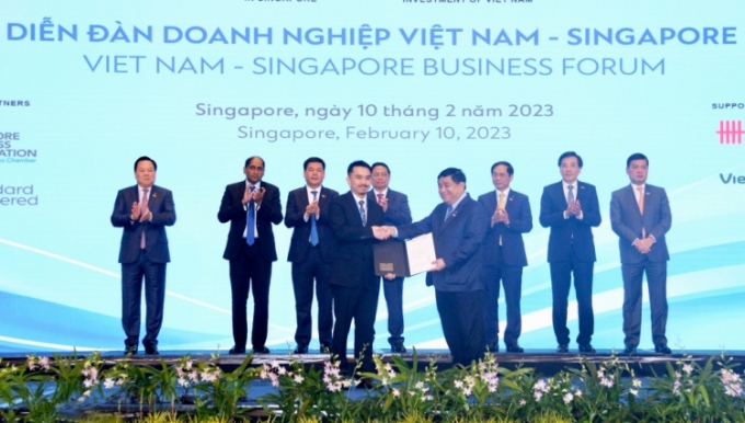 CEO Masan Group Danny Le nhận Giấy chứng nhận đăng k&amp;yacute; đầu tư ra nước ngo&amp;agrave;i từ Bộ trưởng Kế hoạch &amp;amp; Đầu tư Nguyễn Ch&amp;iacute; Dũng. Ảnh: Masan