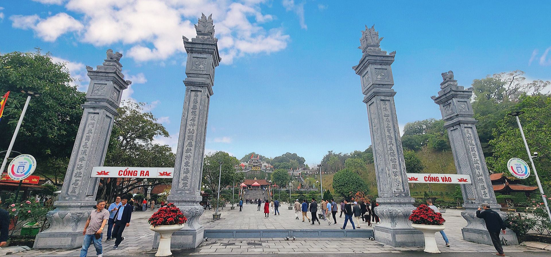 Cửa v&amp;agrave;o đền