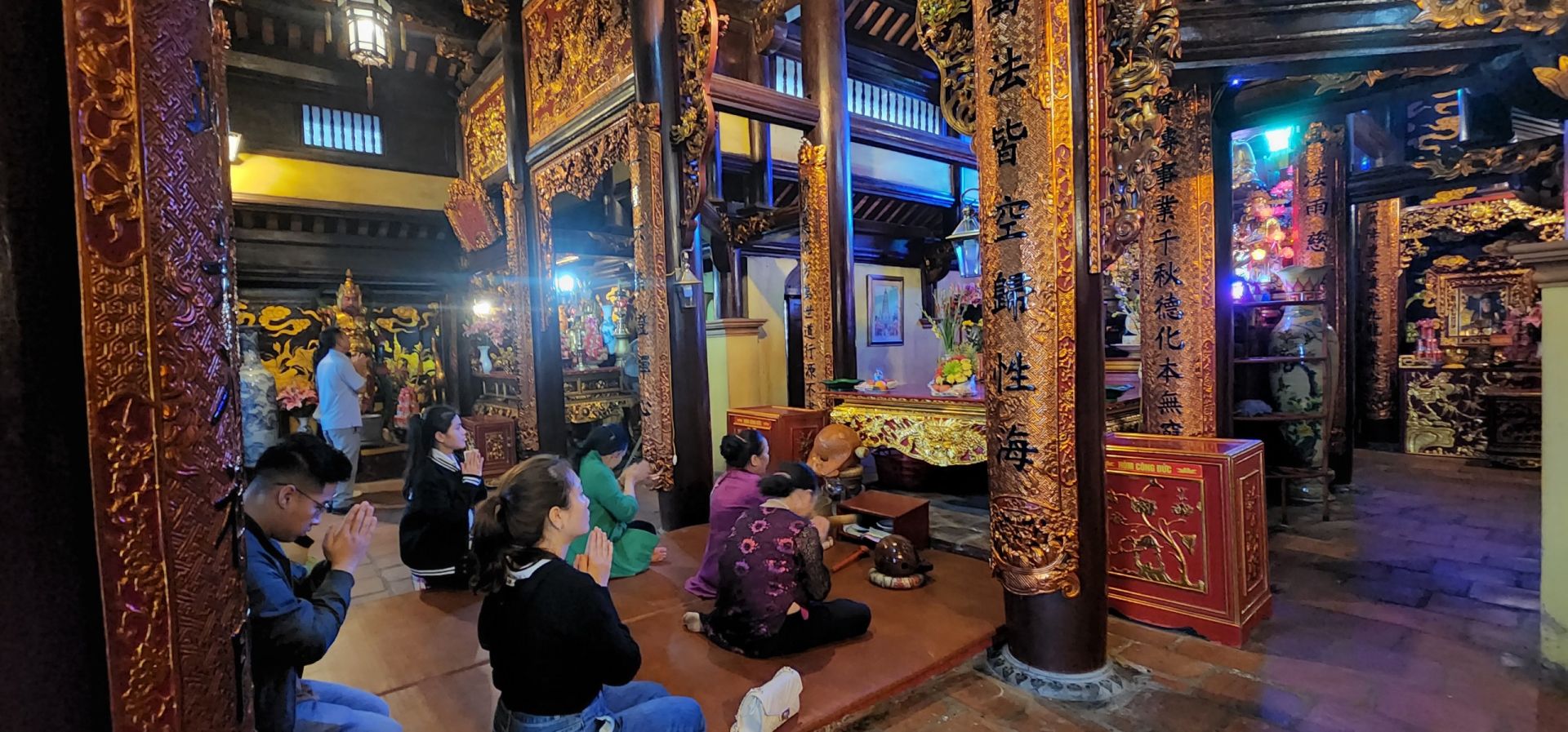 Đền thu h&amp;uacute;t kh&amp;aacute;ch thập phương