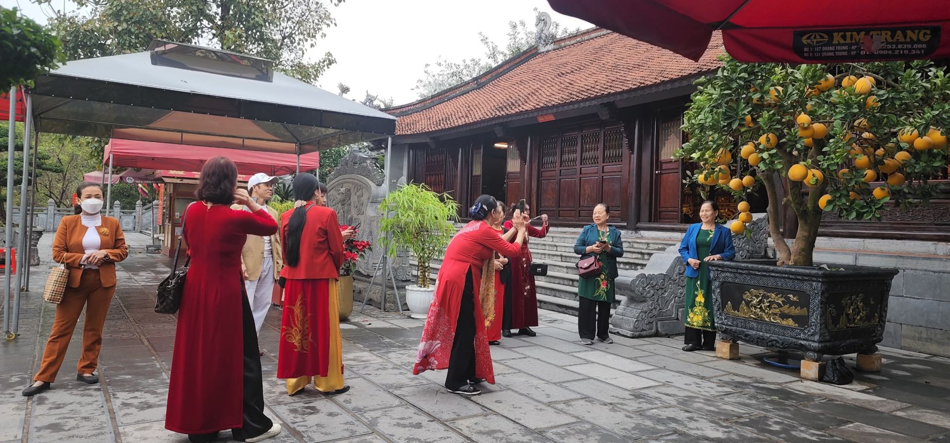 Du kh&amp;aacute;ch tham quan đền