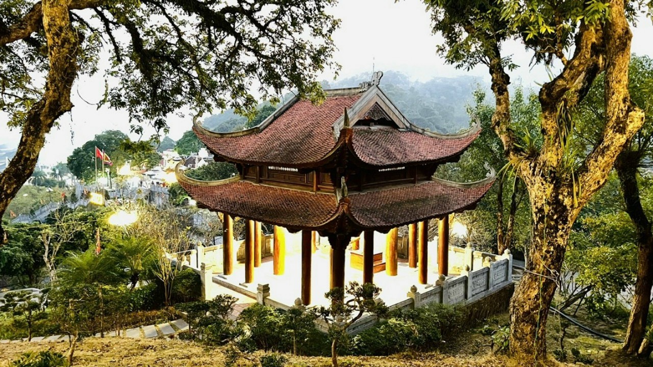 Đền Cửa &amp;Ocirc;ng kh&amp;ocirc;ng chỉ c&amp;oacute; gi&amp;aacute; trị lịch sử to lớn, m&amp;agrave; c&amp;ograve;n mang gi&amp;aacute; trị nghệ thuật, văn ho&amp;aacute; s&amp;acirc;u sắc. To&amp;agrave;n cảnh khu đền được bố tr&amp;iacute; tr&amp;ecirc;n c&amp;aacute;c ngọn đồi thấp, đan xen dưới những b&amp;oacute;ng c&amp;acirc;y cổ thụ, tạo n&amp;ecirc;n phong cảnh tĩnh mịch v&amp;agrave; trang nghi&amp;ecirc;m.