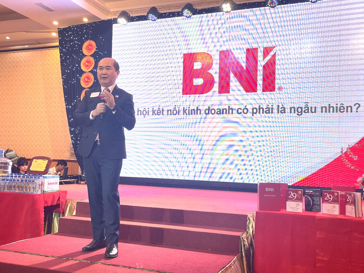 &amp;Ocirc;ng Hồ Quang Minh - Chủ tịch BNI Việt Nam chia sẻ c&amp;aacute;c kỹ năng để năng tầm dịch vụ của doannh nghiệp