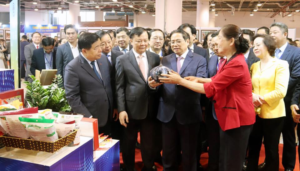 Thủ tướng Phạm Minh Ch&amp;iacute;nh, B&amp;iacute; thư Th&amp;agrave;nh ủy H&amp;agrave; Nội Đinh Tiến Dũng v&amp;agrave; c&amp;aacute;c đại biểu tham quan gian h&amp;agrave;ng của th&amp;agrave;nh phố H&amp;agrave; Nội.